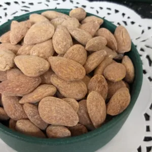 لوز محمص بالملح