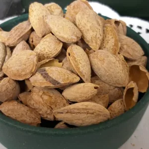 لوز محمص بالقشر