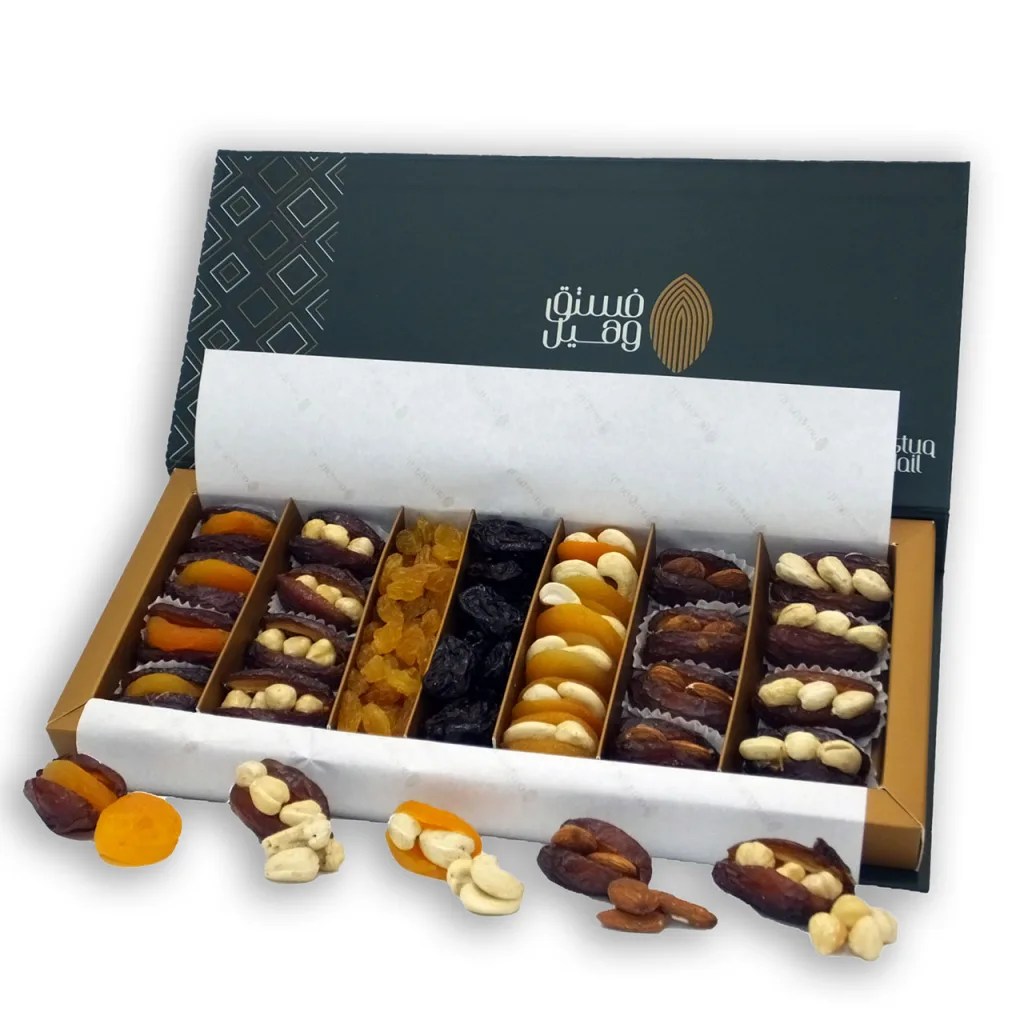تمر وفواكه مجففة بالمكسرات