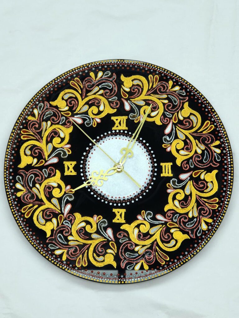 ساعة زينة رسم يدوي